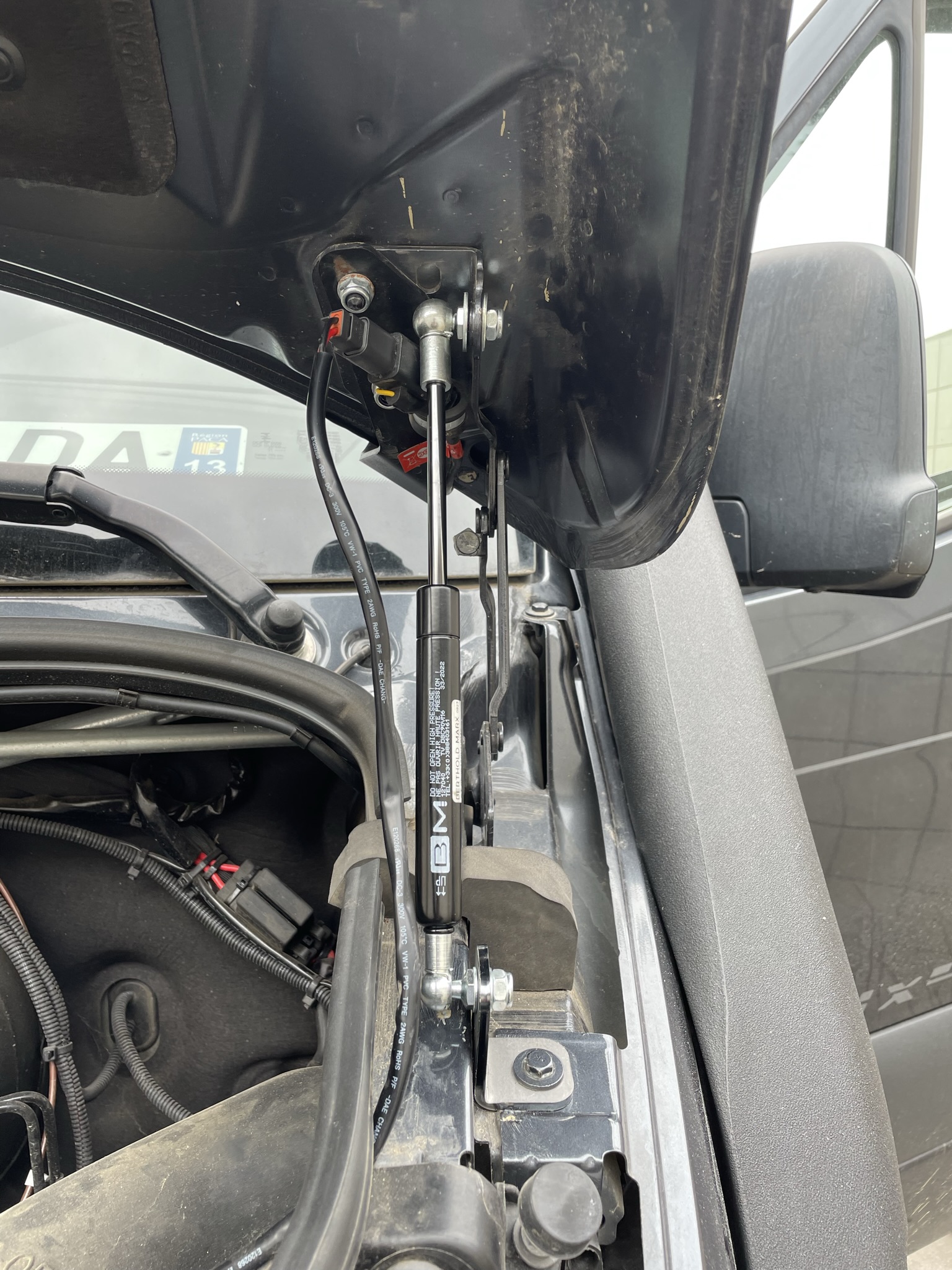 Vérins de capot pour Mercedes Sprinter W907 N4-Offroad – Image 2