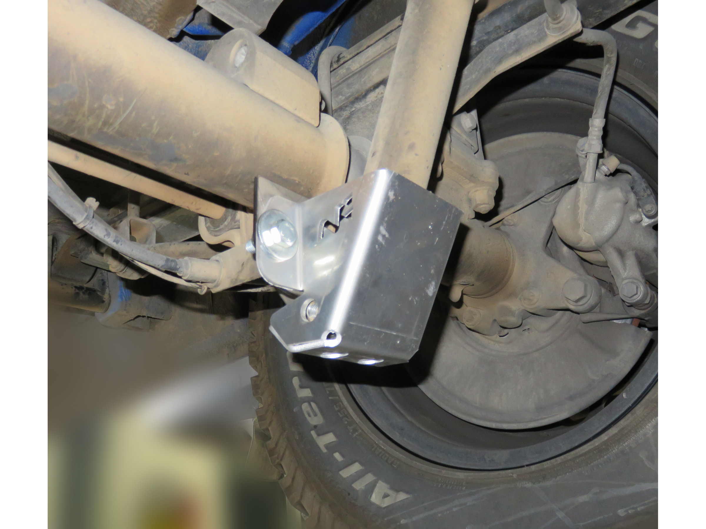 Kit de renforts d'ancrages inferieurs d'amortisseurs arrière pour Mercedes Sprinter 4x4 W906 W907 N4-Offroad