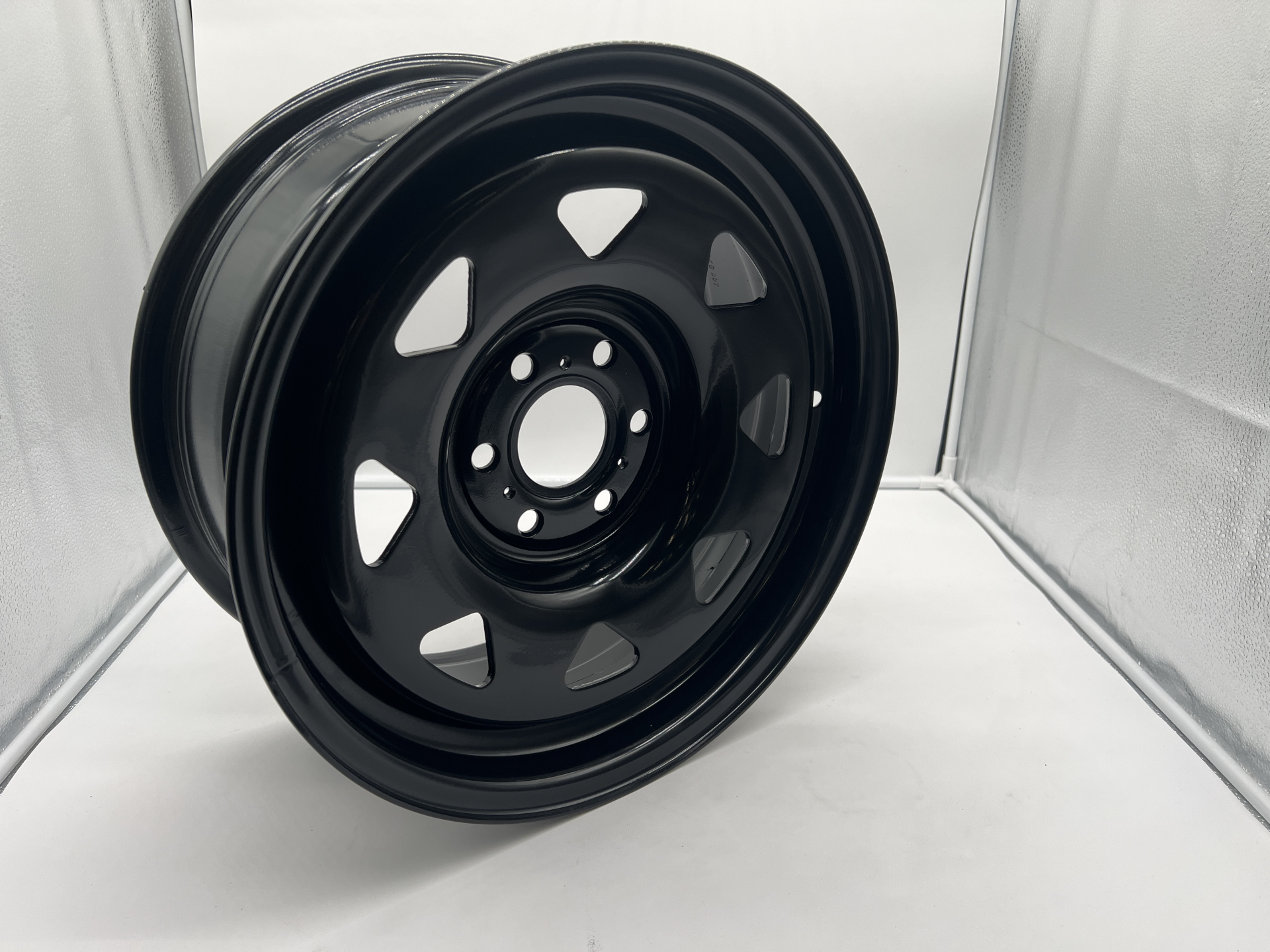 Jante acier Triangular noire 7x16 6x114.3 ET18 CB66.1 Nissan Navara D40 D23