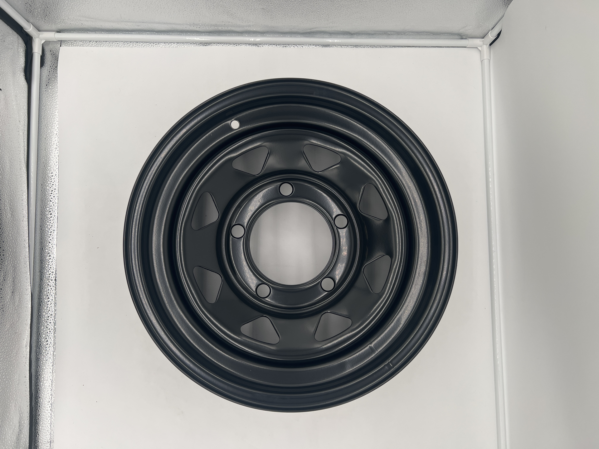 Jante acier Triangular noire 7x16 5x165.1 ET11 CB125 Land Rover – Image 3