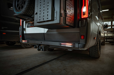 Pare-chocs arrière OVERLAND EQUIPEMENT avec feux intégrés – Image 3